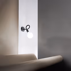 Collezione Bulbo LA LUCE FLESSIBILE L'applique orientabile in metallo nero opaco e gomma nera, a forma di bulbo allungata, pe ...