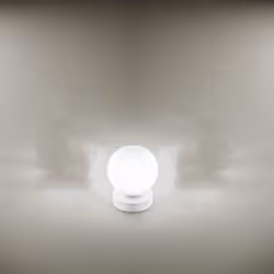 Collezione Maga LA LAMPADA SENZA TEMPO CHE INCANTA Lampada da tavolo con corpo in metallo bianco e diffusore in vetro acidato ...