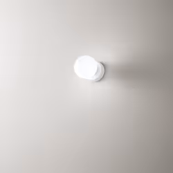 Collezione Maga LA LAMPADA SENZA TEMPO CHE INCANTA Applique con corpo in metallo bianco e diffusore in vetro acidato, è un'el ...