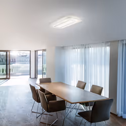 Collezione Bend LA LUCE CHE SI PIEGA AL TUO STILE Plafoniera con telaio in metallo verniciato a polvere di colore bianco opac ...