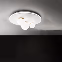 Collezione Ball LA LUCE CHE TI CONQUISTA La plafoniera Perenz è un'elegante soluzione di illuminazione moderna, con una strut ...