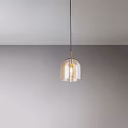 Collezione Coro LA SOSPENSIONE CHE ILLUMINA CON COLORE Sospensione in vetro e metallo, con paralume in vetro in finitura ambr ...