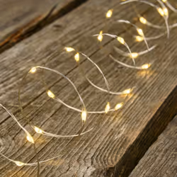 Questo filo di luci è realizzato con micro led più grandi dei comuni micro led, queste lucine a forma di goccia percorrono il ...