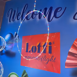 Cerchio LT ø57cm 2D 141 MicroLED MULTIFLASH RGB Il cerchio LT 2D di 57 cm è una decorazione luminosa versatile, perfetta per ...