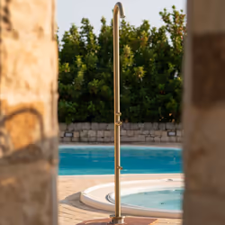Sined Quartu Doccia Per Esterni In Acciaio 316l Con Soffione e Lavapiedi h 2289 Cm Inox Oro Con Soffione Deviatore e Lavapied ...