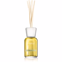 Il diffusore di aromi Millefiori Milano Lemon Grass rappresenta un modo gradevole per profumare gli interni.