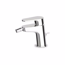Miscelatore monocomando con aeratore, scarico da 1", flessibili di collegamento. Altezza 140 mm.