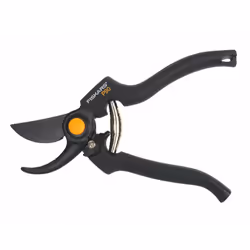 La classica linea delle forbici Fiskars Garden Pro P90 le rendono l'attrezzo preferito tra i giardinieri, grazie alla solida ...