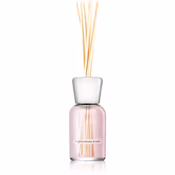 Il diffusore di aromi Millefiori Milano Magnolia Blossom & Wood rappresenta un modo gradevole per profumare gli interni.