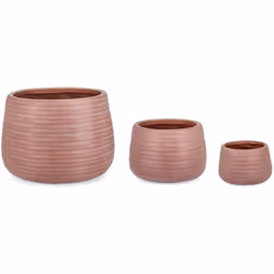 Il set di vasi "Tressage" è composto da tre eleganti contenitori, realizzati in una combinazione di fibra di vetro e argilla ...