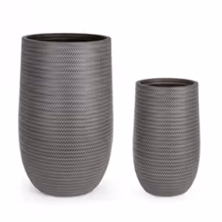 Il SET2 P.VASO TRESSAGE TO ALTO offre un'elegante soluzione per l'arredamento degli spazi esterni. Questo set comprende due v ...