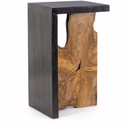 Il Tavolino Alto Sherwood 35x30 è un pezzo unico caratterizzato da una struttura interna in radici di teak originali e una st ...