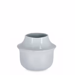 Il Vaso Isao presenta un'elegante combinazione di funzionalità e stile, perfetta per arricchire gli spazi interni con un tocc ...