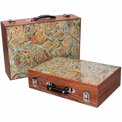 Scatola valigia legno 1-2 verde bordo marrone cm34x9,3h24 Caratteristiche: Materiale:LEGNO Colore:VERDE Scatola Valigia Legno ...