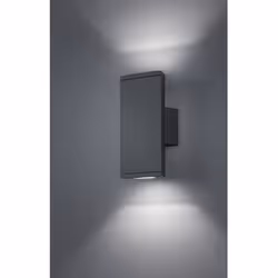L'applique da esterno COLORADO di Trio Lighting è composta da una struttura rettangolare interamente in alluminio pressofuso ...