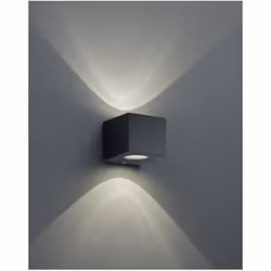 L'applique da esterno CORDOBA di Trio Lighting è composta da una struttura a forma di cubo interamente in plastica finitura n ...