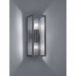 L'applique da parete GARONNE di Trio Lighting è composta da una struttura rettangolare in alluminio pressofuso di colore antr ...