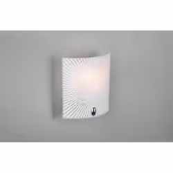 La lampada applique ELISA di Trio Lighting presenta una montatura cromata con paralume in vetro rettangolare trasparente chia ...