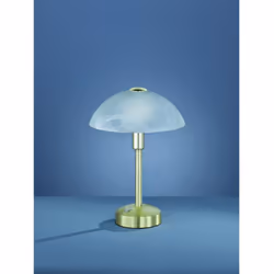 La lampada da tavolo DONNA di Trio Lighting è composta da una struttura in metallo ottone satinato e paralume a cupola in vet ...