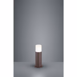 Il paletto da esterno HOOSIC di Trio Lighting presenta una struttura cilindrica in alluminio pressofuso finitura ruggine e di ...