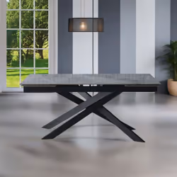 Tavolo allungabile Plato in ceramica colore grigio marmoreo italiano effetto lucido e gambe metallo nere Il tavolo allungabil ...
