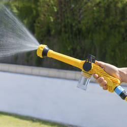 Innovagoods - Pistola a spruzzo de Acqua pressurizzata per tubo da giardino, 8 tipi de Getto, serbatoio rimovibile de 100ml per sapone,