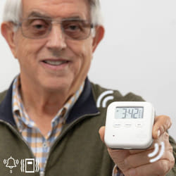 Pilly Scatola elettronica intelligente per pillole, allarme acustico e vibrante, 5 allarmi giornalieri programmabili, 4 scomparti, bianco, 6,5 x 2 x