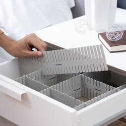 Organizzatore per cassetti 16 pezzi, regolabile, pratico e funzionale, ideale per organizzare i cassetti e risparmiare spazio, facile da montare e