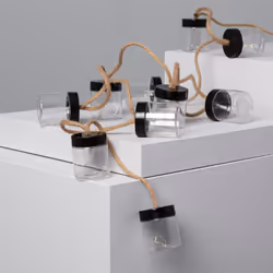 La Ghirlanda LED Solare per Esterni Tarros 2m è ideale per avere una luce decorativa a bassissimo consumo che dà un tocco mod ...