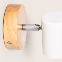 La Lampada da Soffitto Orientabile Legno 1 Faretto Albus è un elemento di illuminazione che combina stile e funzionalità in m ...