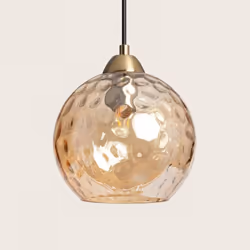 La Lampada a Sospensione Vetro Cornelio unisce un design classico ed elegante a finiture di prima qualità. Questo tipo di lam ...