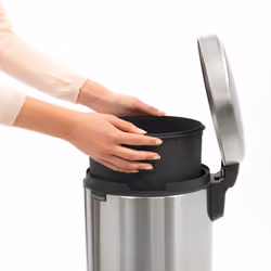 Brabantia GG172 Poubelle à Pédale Newicon avec Seau en Plastique, 3 L - Acier Brillant