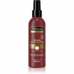 Proteggi i tuoi capelli dai danni del calore e dall’effetto crespo con uno spray alla cheratina.