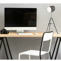 Grundig - Lampada Da Tavolo Scrivania Teatro Con Treppiedi e Paralume In Ferro 64cm 25W