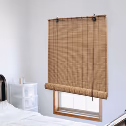 Questa tenda a rullo in bambù naturale è progettata per fornire riservatezza, lasciando entrare anche un po' di luce, il che  ...