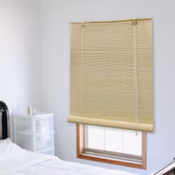 Questa tenda a rullo in bambù naturale è progettata per fornire riservatezza, lasciando entrare anche un po' di luce, il che ...