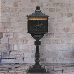 La nostra bella cassetta della posta con piedistallo, in stile anticato, sarà un'aggiunta pratica e decorativa al vostro giar ...