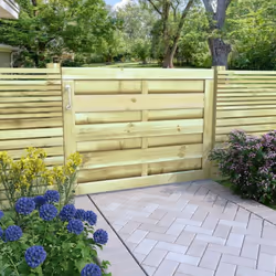 Il cancello da giardino in legno massello emana un fascino rustico e sarà il punto d'ingresso ideale nella recinzione attorno ...
