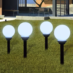 Il set da 4 lampioni solari a LED arriva completo con tubi, picchetti e batterie ricaricabili. E' perfetto per decorare i vos ...