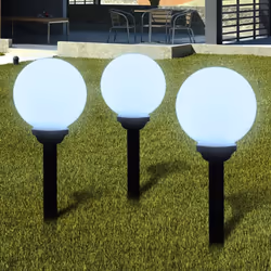 Il set da 3 lampioni solari a LED arriva completo con tubi, picchetti e batterie ricaricabili. E' perfetto per decorare i vos ...