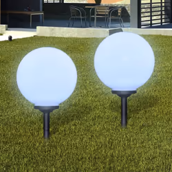 Il set da 2 lampioni solari a LED arriva completo con tubi, picchetti e batterie ricaricabili. È perfetto per decorare i vost ...