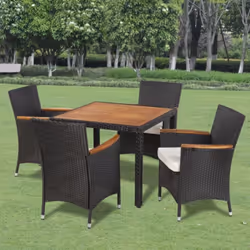 Questo set in rattan ha un design elegante che include un tavolo, 4 sedie e 4 cuscini rimovibili. I nostri mobili in rattan s ...
