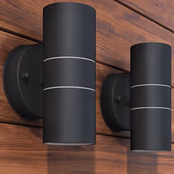 Questa elegante applique LED da parete per esterni è dotata di un design moderno. Realizzata in acciaio inossidabile di color ...