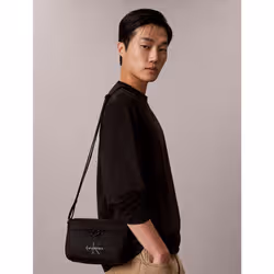 Calvin Klein Borsa per fotocamera in nylon con logo in evidenza - Vista aggiuntiva 4