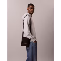 Calvin Klein Zaino piatto in nylon con logo monogramma - Vista aggiuntiva 4