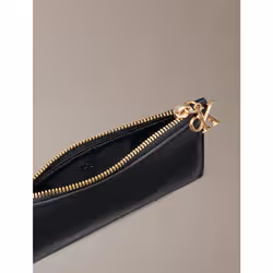 Calvin Klein Porta carte RFID con charm e monogramma in pelle - Vista aggiuntiva 3