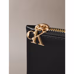 Calvin Klein Porta carte RFID con charm e monogramma in pelle - Vista aggiuntiva 4