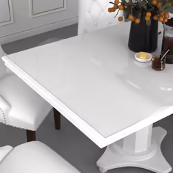 Questa protezione per tavolo rettangolare, con uno spessore di 2 mm, è adatta per tavoli e pavimenti all'interno della sala d ...