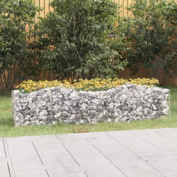 Questo gabbione ad arco con letto rialzato è un modo conveniente per delimitare un confine robusto per i fiori nel vostro gia ...