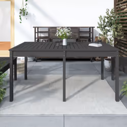 Questo classico tavolo da giardino in legno è perfetto per essere utilizzata all'esterno ed è pensata per diventare il punto ...